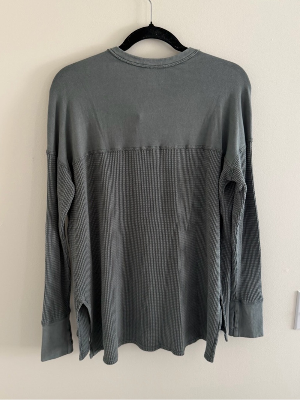 OFFLINE By Aerie Wow! Waffle Henley Oversized Long Sleeve Green Gray T-Shirt NEW - Picture 4 of 6